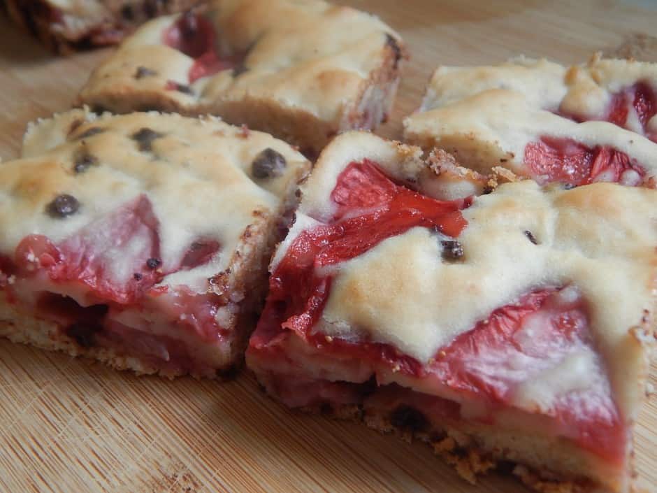 Strawberry chocolate chip bars Drizzle Me Skinny!