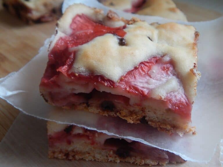 Strawberry chocolate chip bars Drizzle Me Skinny!
