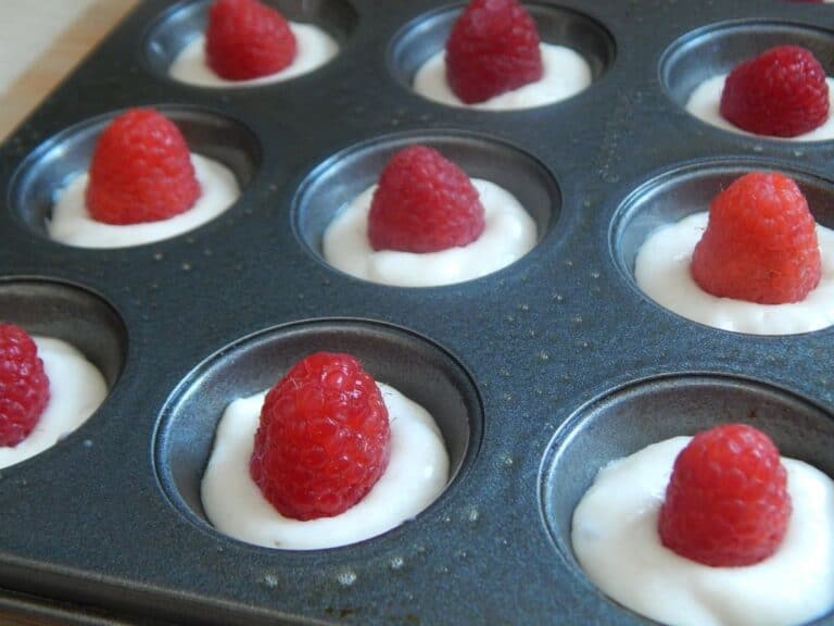 Mini raspberry white chocolate cupcakes - Drizzle Me Skinny!