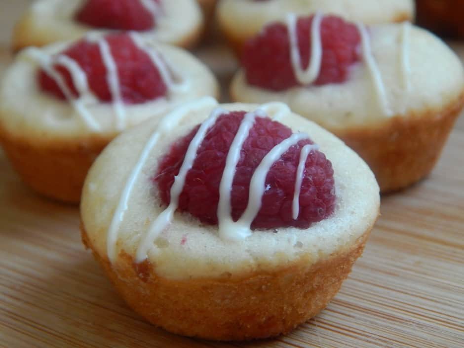 Mini raspberry white chocolate cupcakes - Drizzle Me Skinny!
