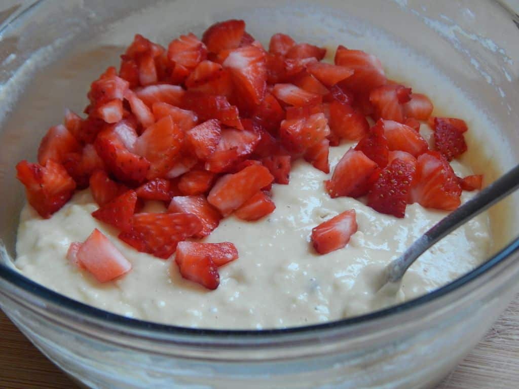 Mini strawberry chocolate chip muffins - Drizzle Me Skinny!