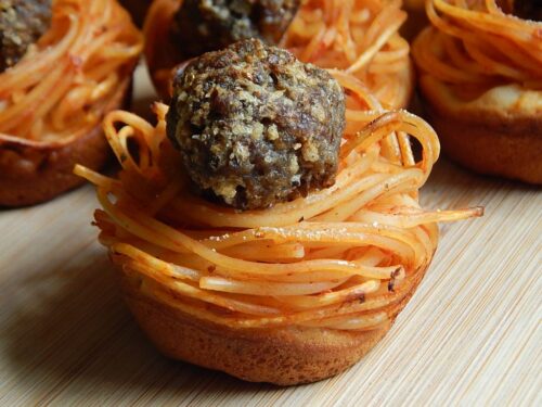 Spaghetti and meatball biscuit pies - Drizzle Me Skinny!