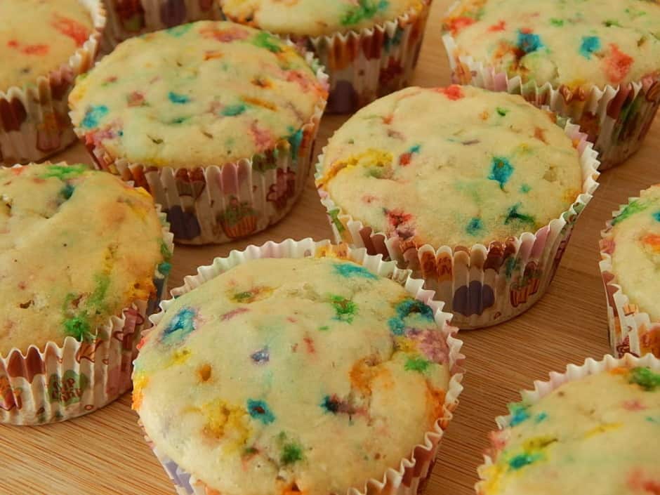 Funfetti cupcakes with vanilla pudding icing Drizzle Me Skinny!