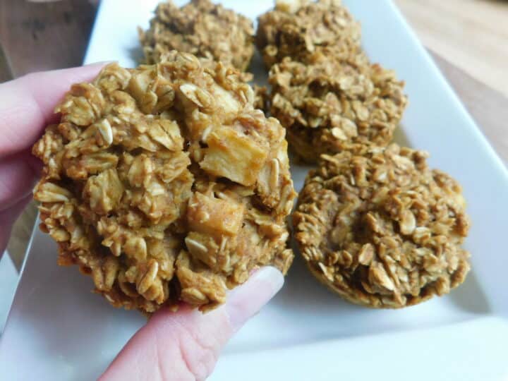Pumpkin spice apple oatmeal muffins - Drizzle Me Skinny!