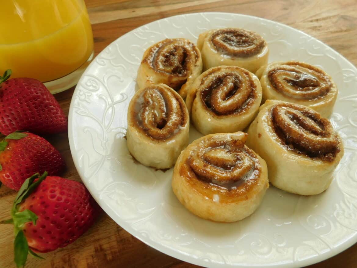 Two ingredient dough cinnamon rolls Drizzle Me Skinny!