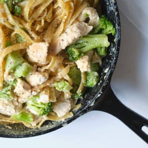 One-pot chicken broccoli fettuccini alfredo - Drizzle Me Skinny!