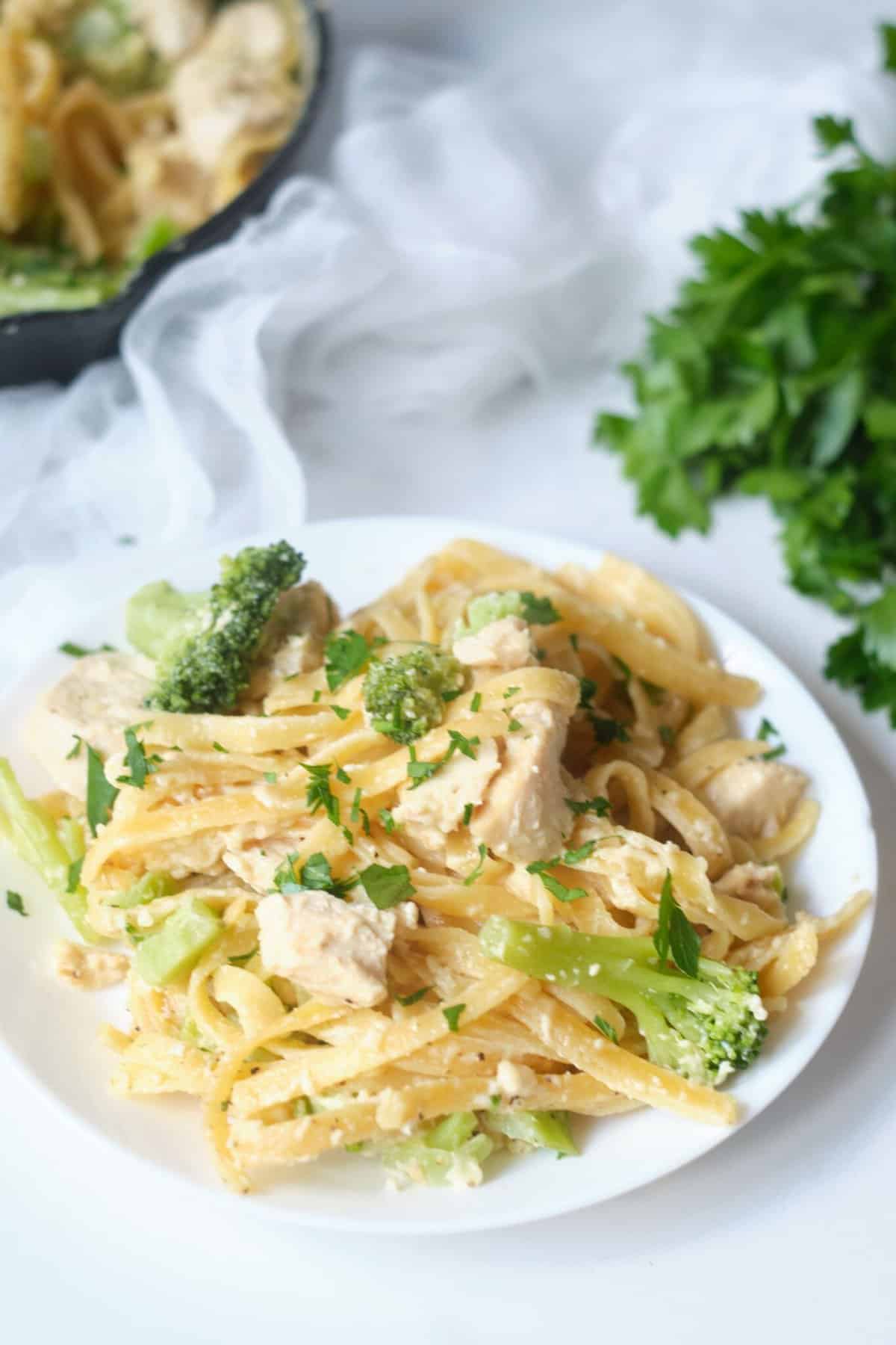 One-pot chicken broccoli fettuccini alfredo - Drizzle Me Skinny!