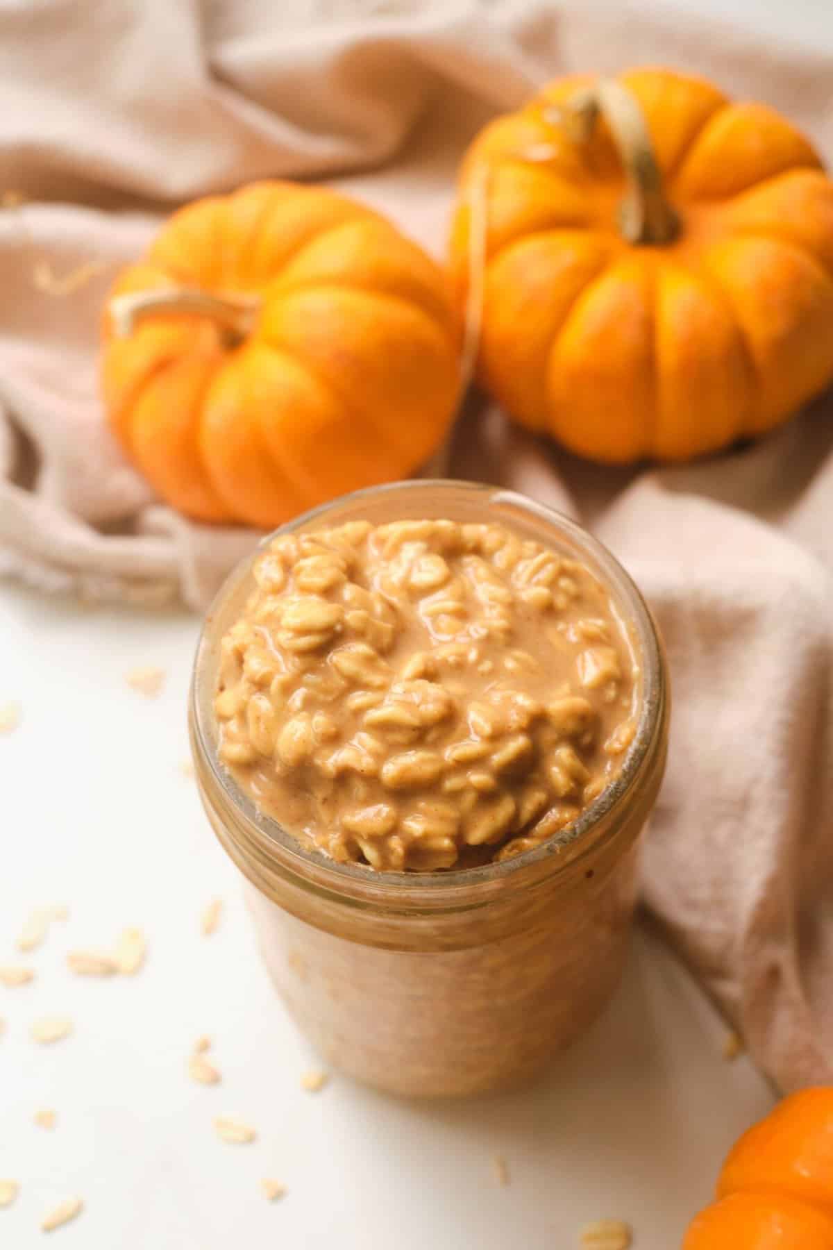 Pumpkin latte overnight oats - Drizzle Me Skinny!