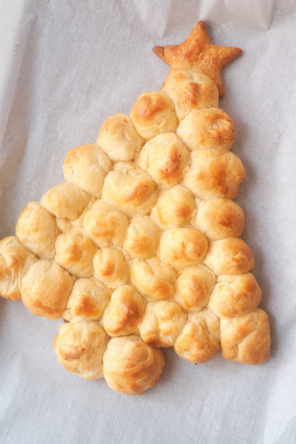 Pull apart Christmas tree cheesy bread - Drizzle Me Skinny!