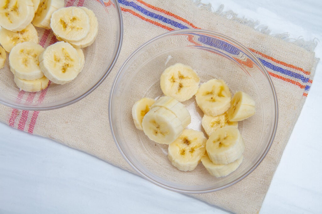 banana slices in clear bowl
