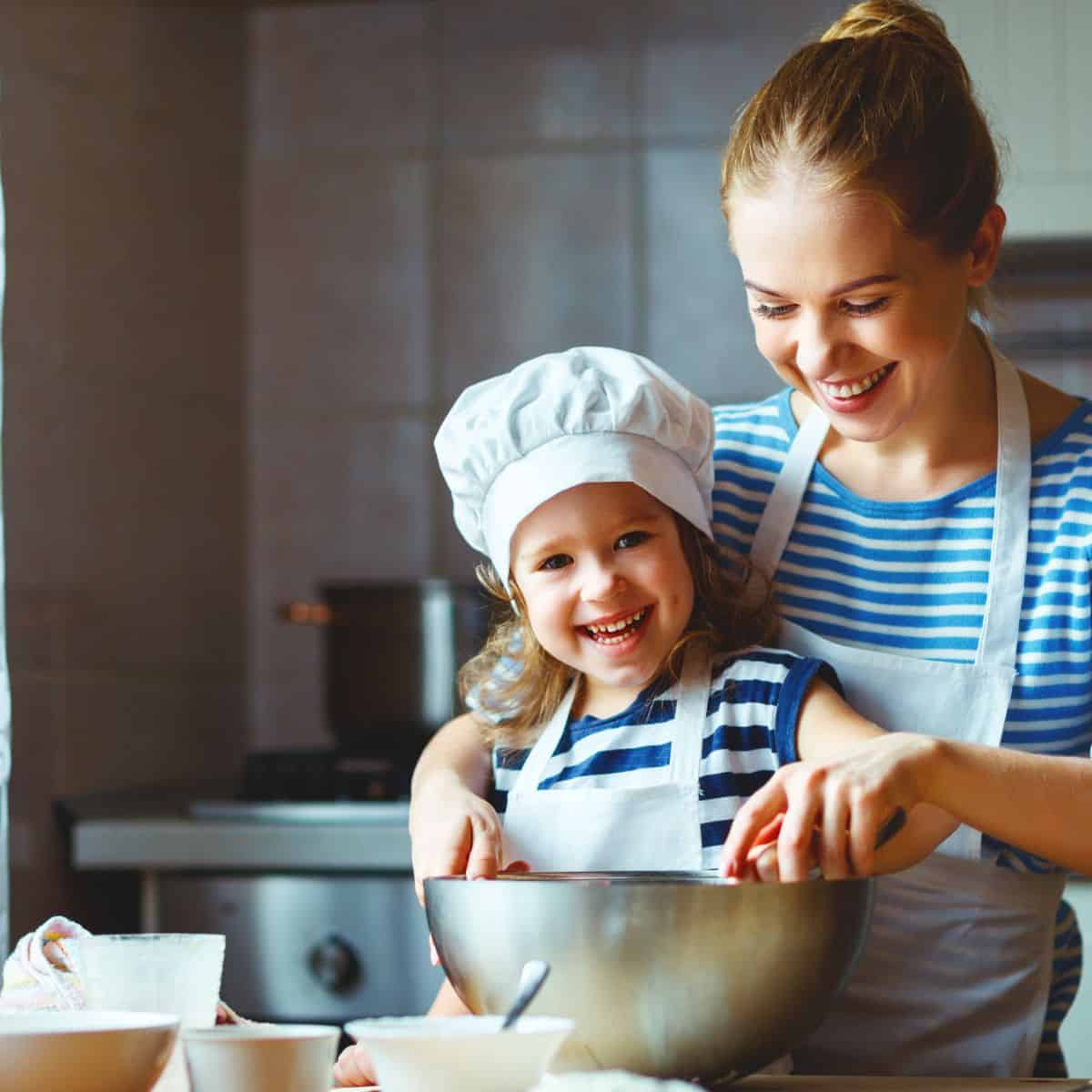 https://drizzlemeskinny.com/wp-content/uploads/2023/09/Mother-and-daughter-cooking-together.jpg