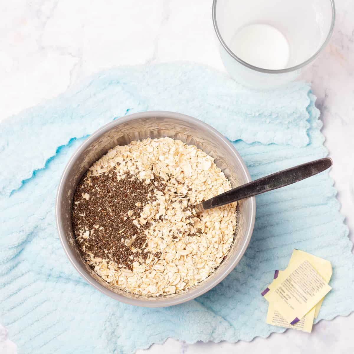 Combine the oats and chia seeds and mix well. 