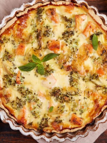 Cooked quiche in pastry dish