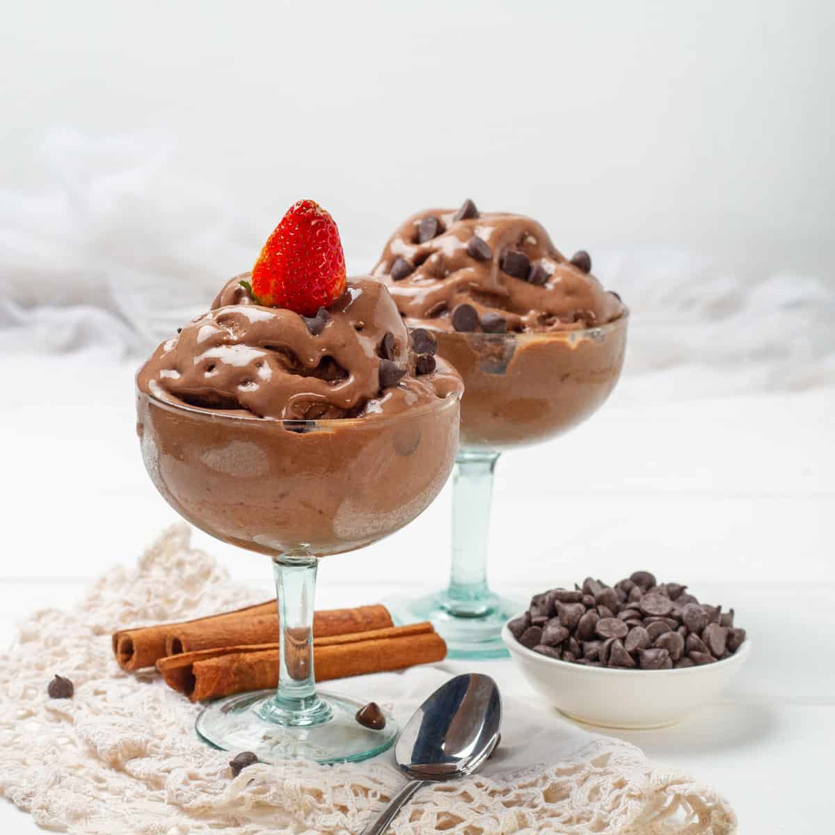 https://drizzlemeskinny.com/wp-content/uploads/2023/12/Chocolate-Banana-Ice-Cream-served-in-2-cups.jpg