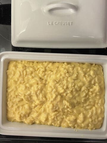 Le creuset dish with mac n cheese in it.