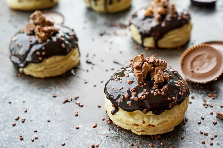 Stuffed puff pastry donuts