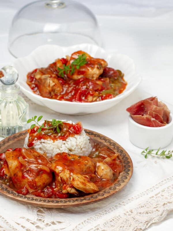 Chicken Chilindrón is a cherished recipe across Spain. This stew features chicken cooked with onions, garlic, bell peppers, and tomatoes. Its distinctive ingredient is serrano ham, which infuses the dish with an exquisite flavor.