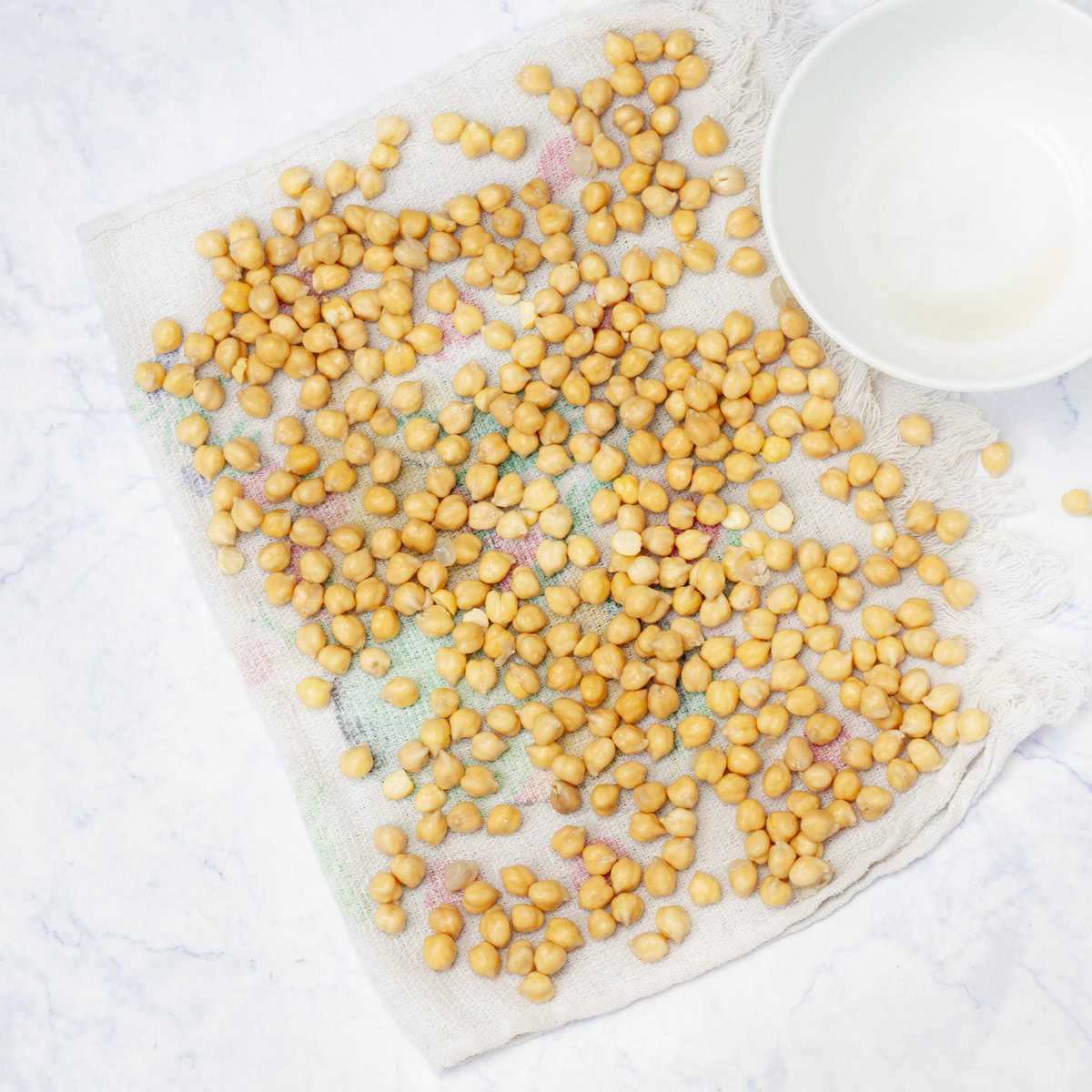 Drain the soaked chickpeas and dry on a clean towel. 
