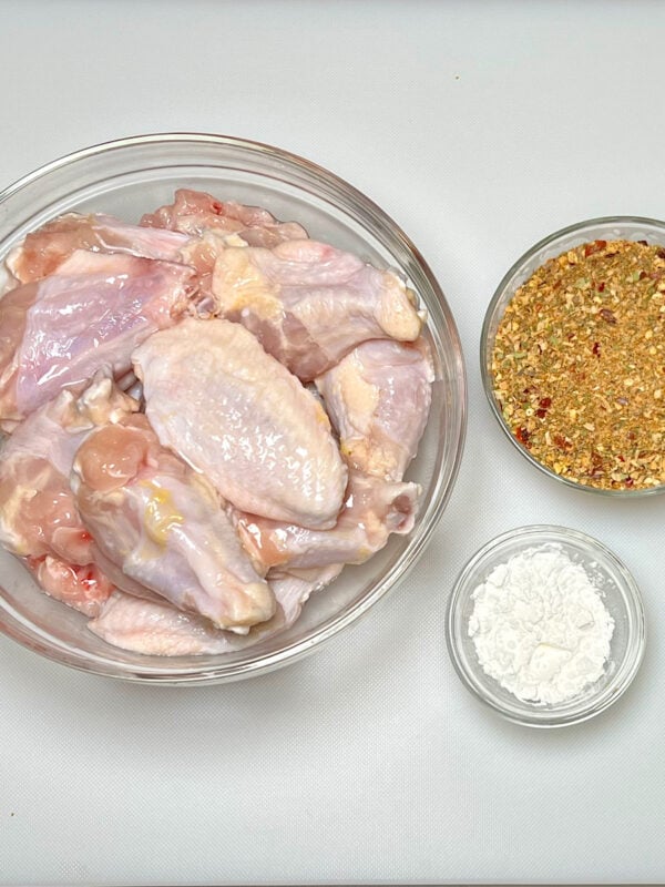 chicken wing dry rub next to set of chicken wings