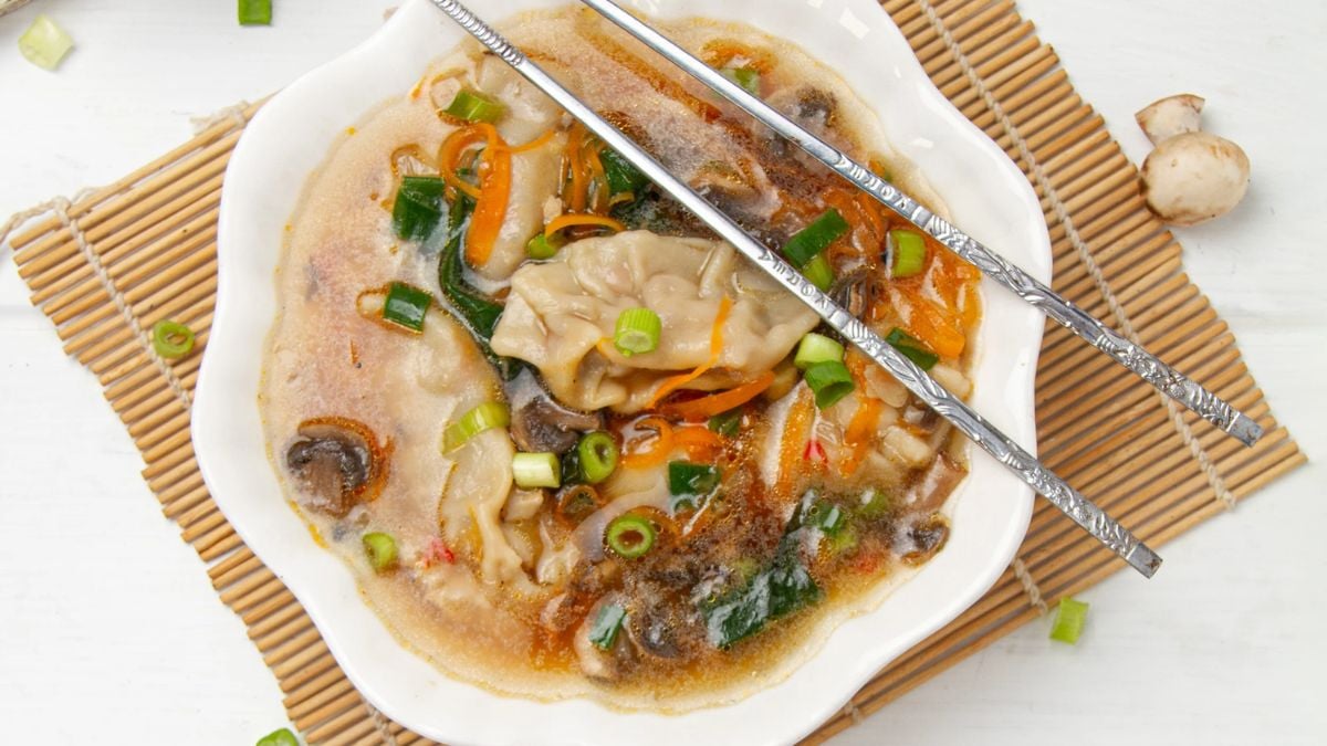 chinese dumpling soup