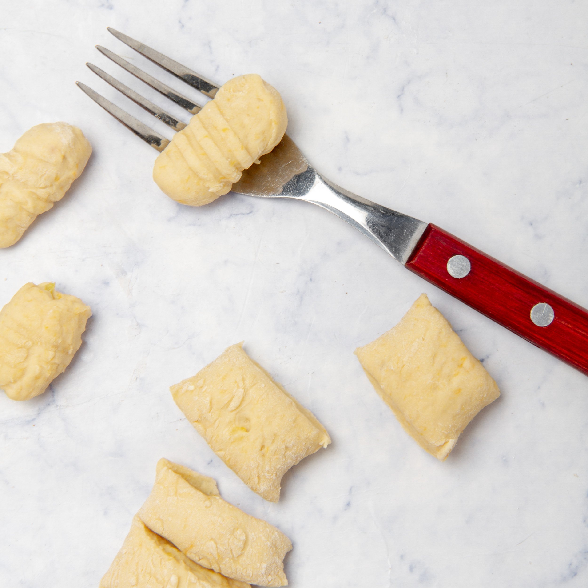 Using a fork to add indentations to the individual pieces of gnocchi.
