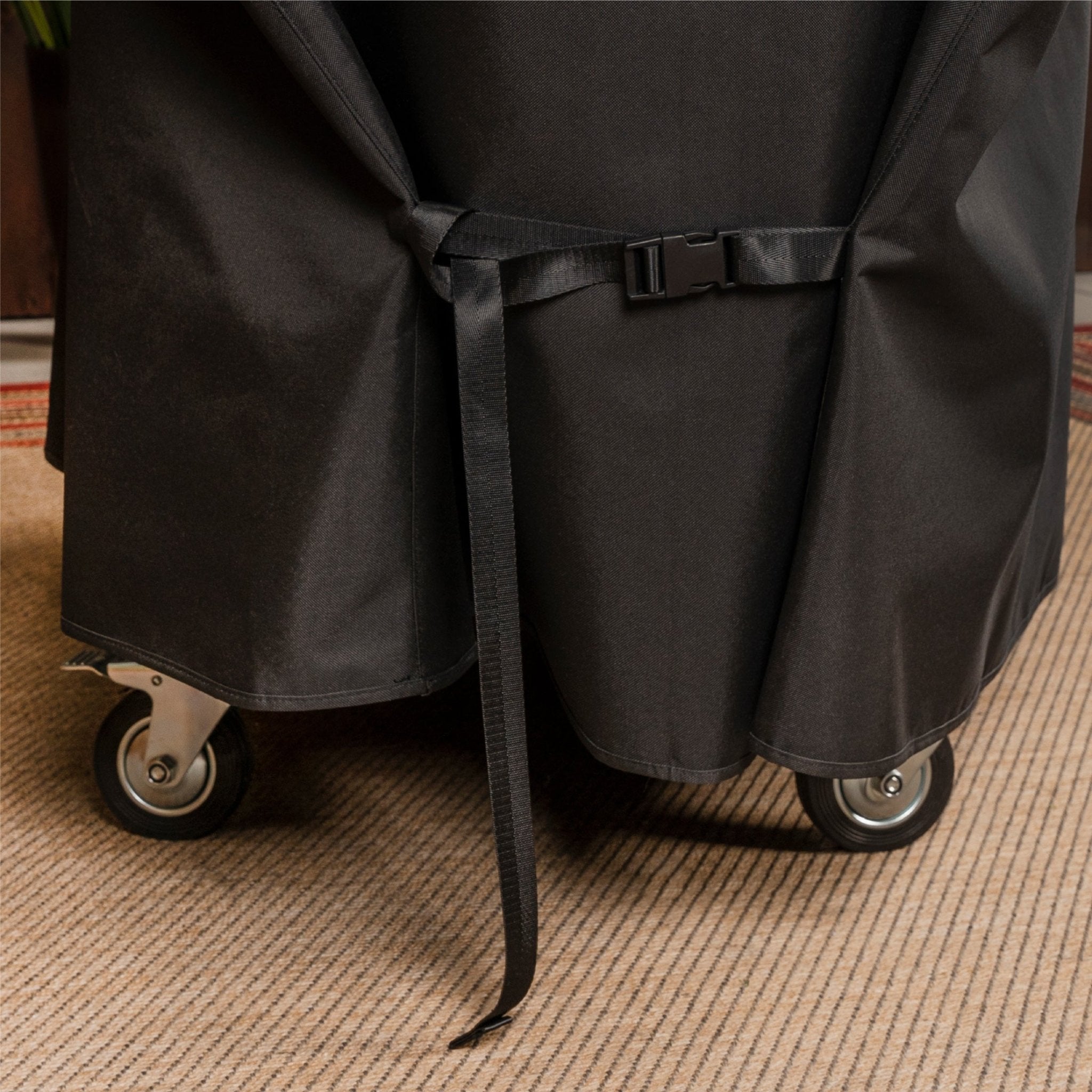 Close-up of the buckle strap on a black Blackstone griddle cover